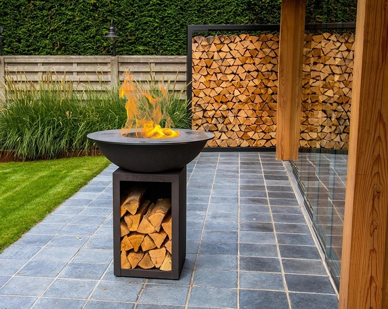 Een plancha bbq zwart gepoederlakt staal met houtopslag. Perfect voor barbecueën in Nederland.